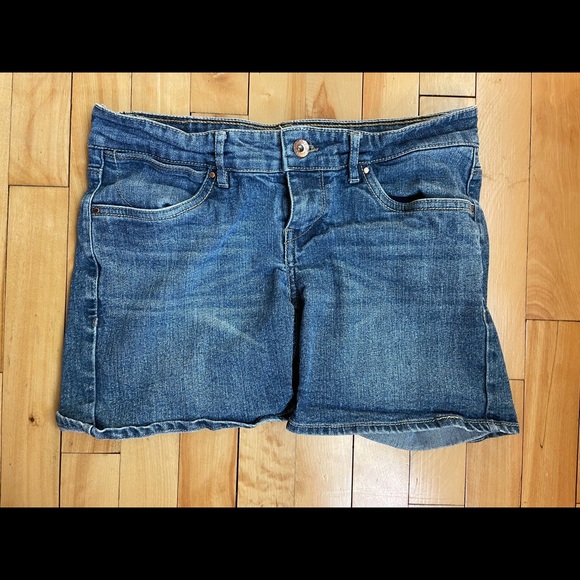 Levi’s denim midi short with embroidery. Size 7 - Picture 1 of 4